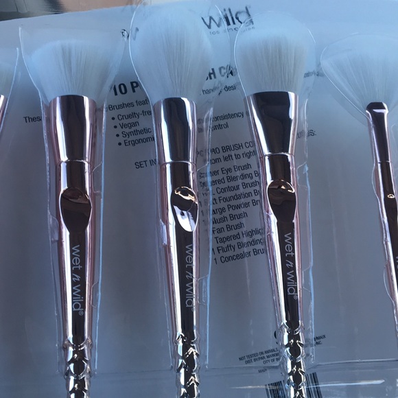 ON SALE!!Only 1 left! Wet n Wild  brush set!!! - Picture 6 of 8